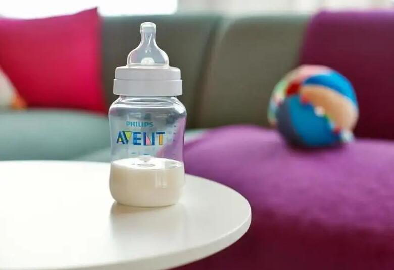 新生宝宝第一口是喝水还是喝奶