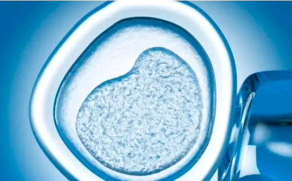 胚胎成功植入后，女性的身体会发生什么变化