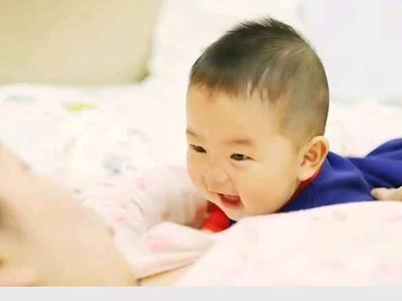 宝宝的出生八个月头发竖起来是怎么回事？这种现象正常吗？